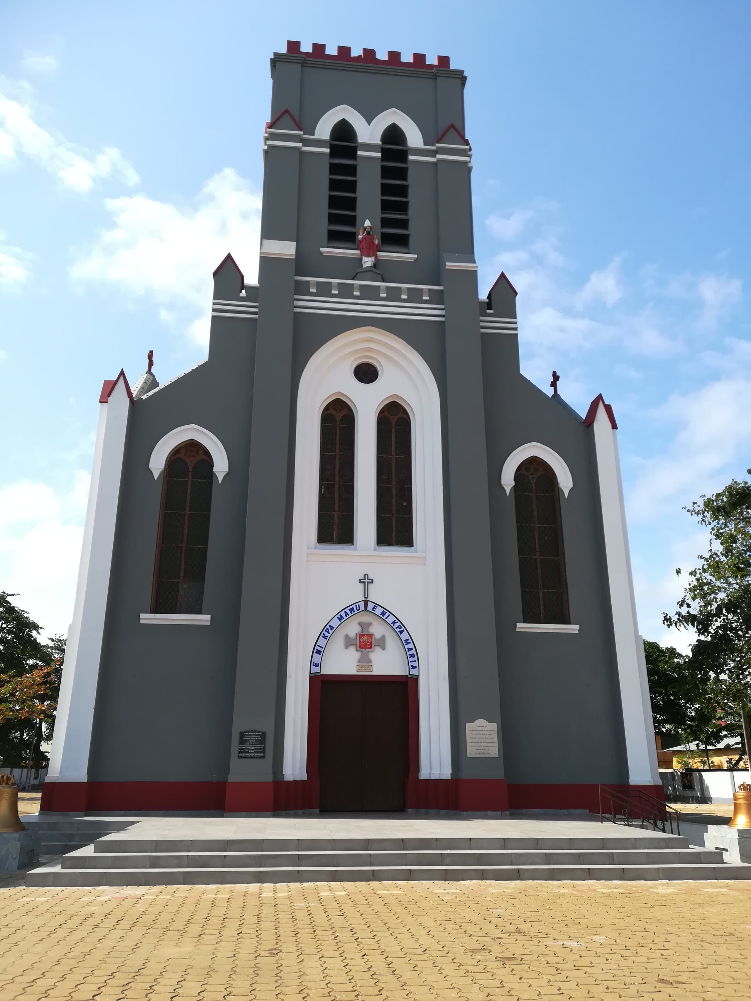 La Basilique de Ouidah, face au Temple des Pythons