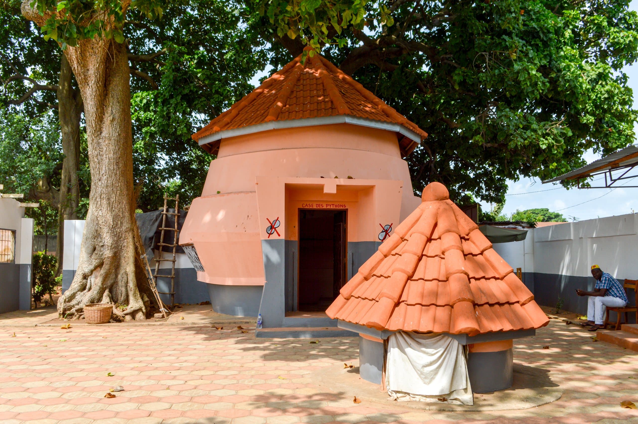 Entrée du Temple des Pythons à Ouidah
