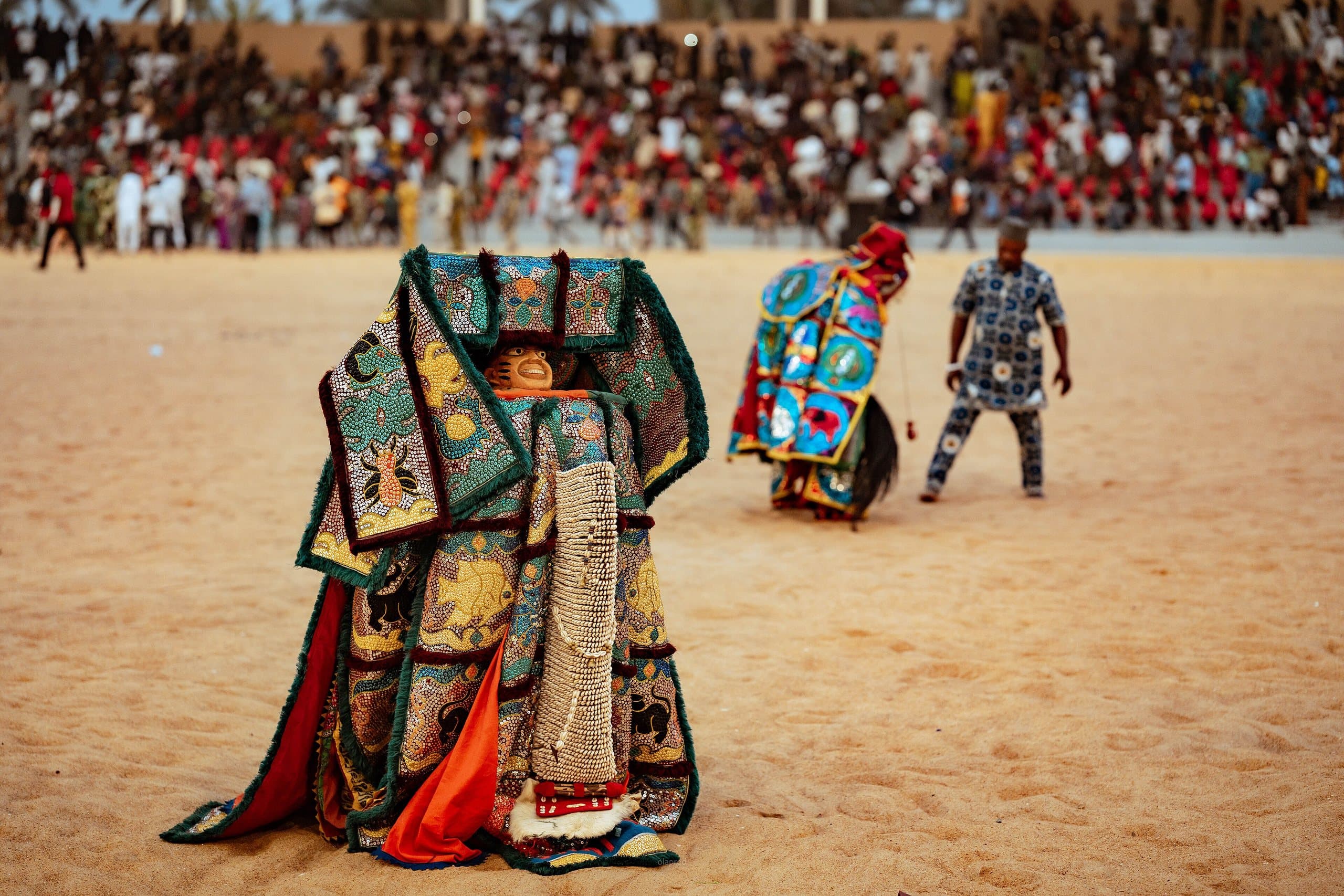 Masques Egungun en tenue d’apparat dans l’arène des Vodun Days